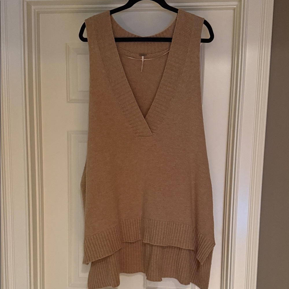 Sleeveless V-Neck Knit Tunic in Camel
